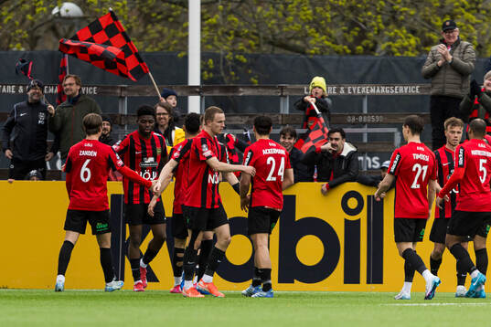 Brommapojkarnas Ezekiel Alladoh jublar