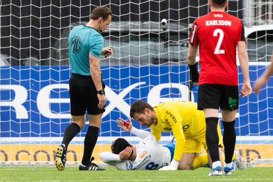 Domare Kristoffer Karlsson tittar till Värnamos Mohammad