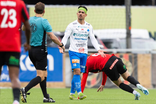 Värnamos Mohammad Alsalkhadi reagerar på domare