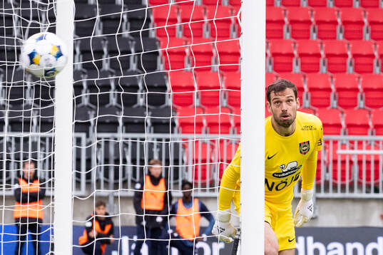 Brommapojkarnas målvakt Davor Blazevic ser hur boller går