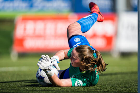 Vendela Bakke of HamKam warms up
