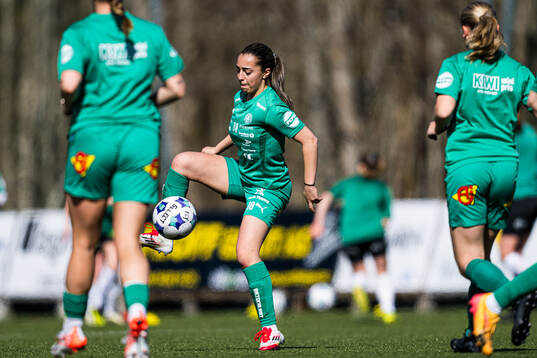 Mariela Papadopoulou Bingen of HamKam warms up