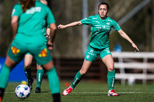 Mariela Papadopoulou Bingen of HamKam warms up