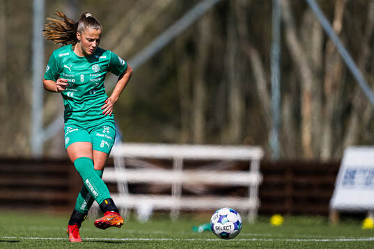 Hanna Bråten Gravem of HamKam warms up