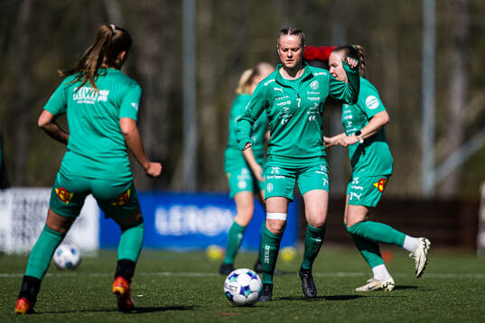 Nathalie Rønquist Jørgensen of HamKam warms up
