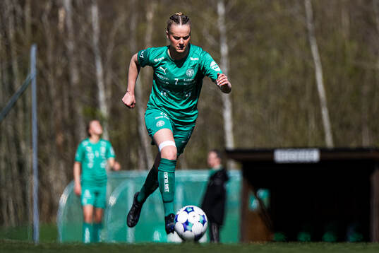 Nathalie Rønquist Jørgensen of HamKam warms up