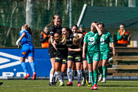 Ingrid Amalie Hoftun Bjerksæter of KIL/Hemne celebrates