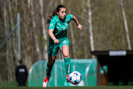 Mariela Papadopoulou Bingen of HamKam warms up