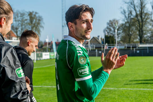 Brages Filip Trpcevski jublar med lagkamraterna