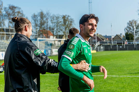 Brages Filip Trpcevski jublar med lagkamraterna