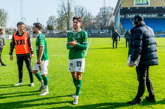 Brages Filip Trpcevski jublar med lagkamraterna