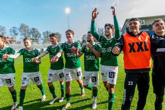 Brages Filip Trpcevski jublar med lagkamraterna