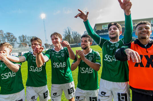 Brages Filip Trpcevski jublar med lagkamraterna