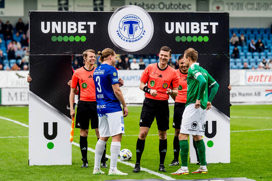 Domare Erik Mattsson med Trelleborgs Charlie Weberg och