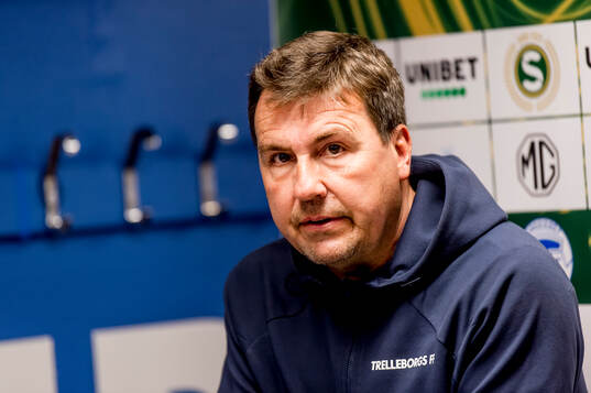 Trelleborgs tränare Stefan Jacobsson på en presskonferens