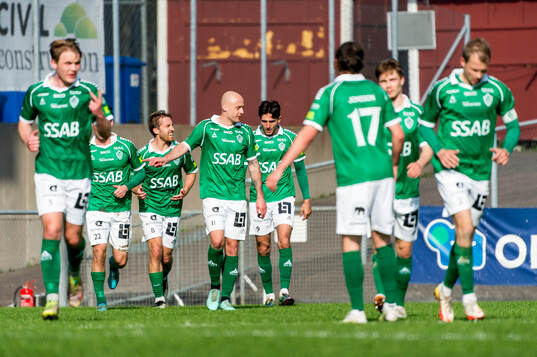Brages Filip Trpcevski jublar med lagkamraterna