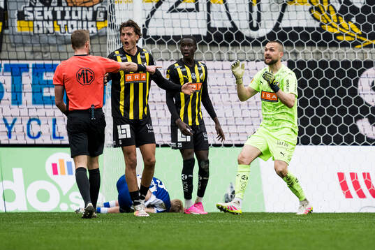 Häckens Silas Andersen och målvakt Oscar Jansson reagerar