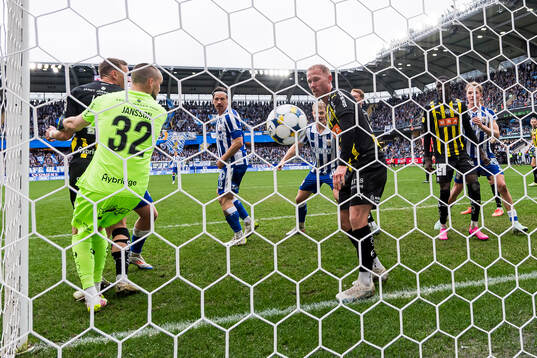 IFK Göteborgs Kolbeinn Thordarson gör 1-1 bakom Häckens