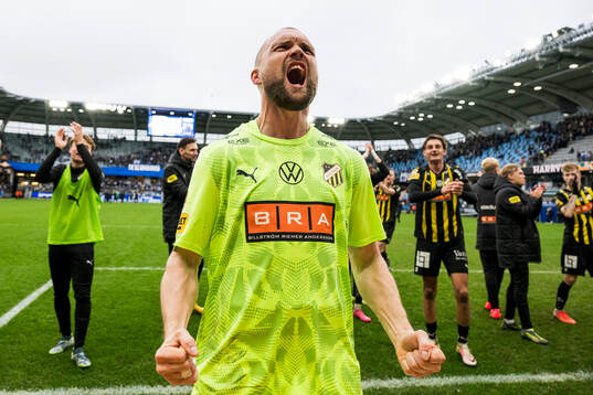 Häckens målvakt Oscar Jansson jublar