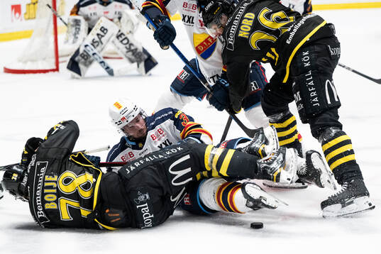 AIKs Sid Boije och Oscar Nord och Djurgårdens August Berg
