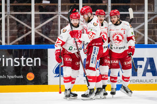 Troja/Ljungbys Filip Forsmark jublar med lagkamrater