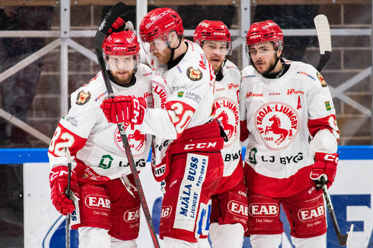 Troja/Ljungbys Filip Forsmark jublar med lagkamrater