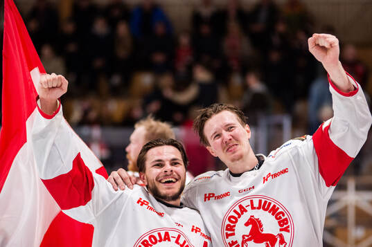 Troja/Ljungbys Jonathan Wikström och Oscar Nordin jublar