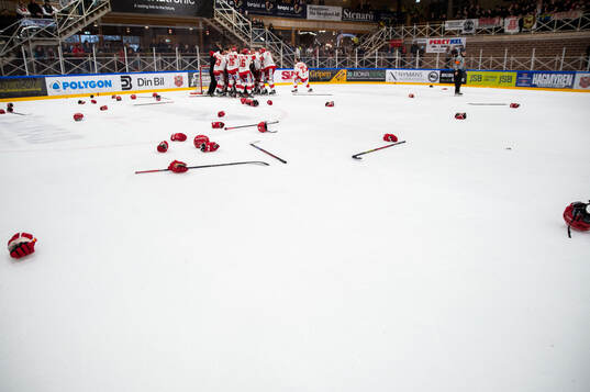 Troja/Ljungbys klubbor, handskar och hjälmar på isen