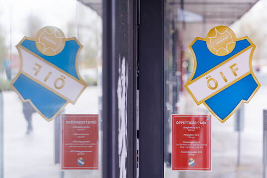 Öster klubbmärke på en dörr