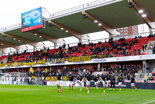 AIK spelare värmer upp