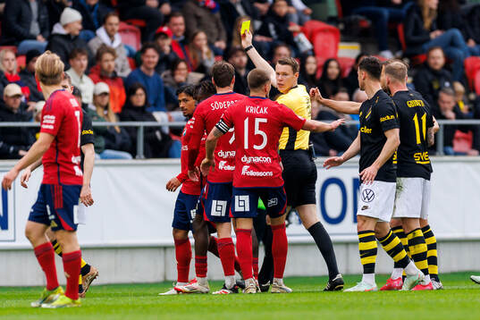 Östers Lukas Bergquist får ett gult kort av Domare Oscar