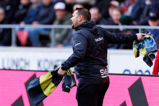 AIKs materialförvaltare Håkan Sjöberg med AIK-handdukar