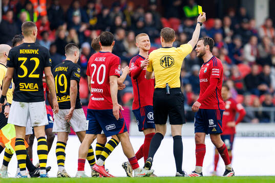 Östers Niklas Söderberg får ett gult kort av Domare