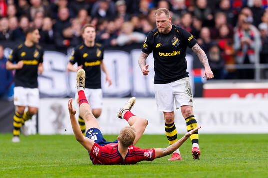 Östers Mattis Adolfsson och AIKs John Guidetti