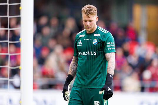 Östers målvakt Robin Wallinder deppar