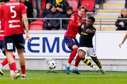 Östers Noah Söderberg och AIKs Alexander Fesshaie Beraki