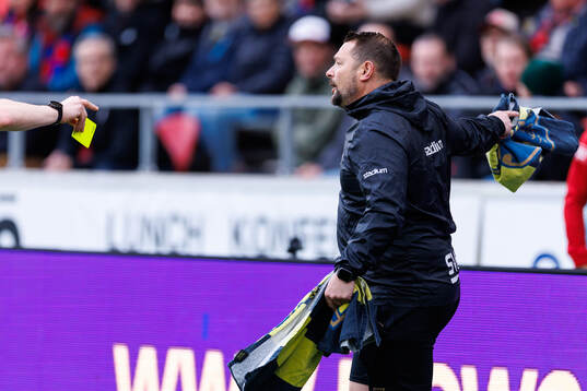 AIKs materialförvaltare Håkan Sjöberg med AIK-handdukar