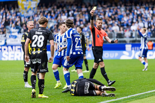IFK Göteborgs Kolbeinn Thordarson får ett gult kort
