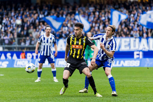 Häckens Srdjan Hrstic och IFK Göteborgs August Erlingmark