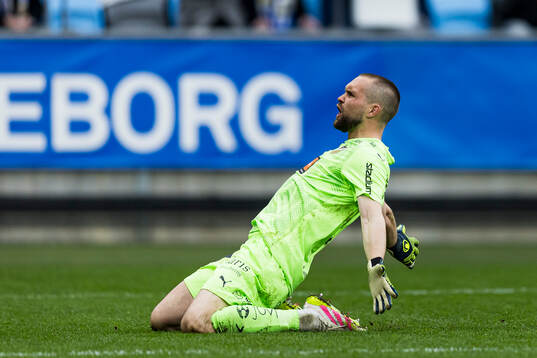 Häckens målvakt Oscar Jansson jublar