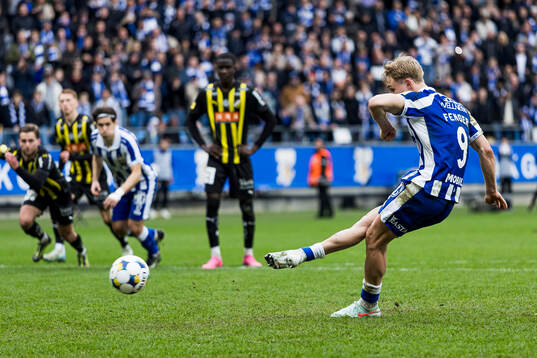 IFK Göteborgs Max Fenger gör 2-1 på en straffspark