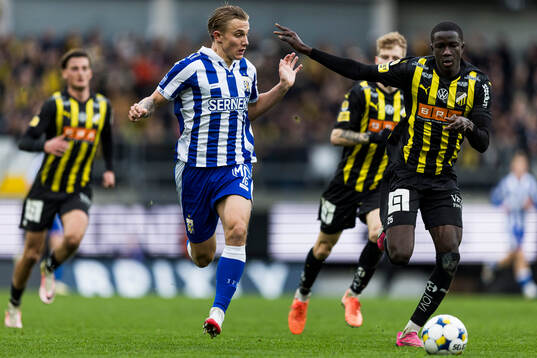 IFK Göteborgs Linus Carlstrand och Häckens Abdoulaye Faye