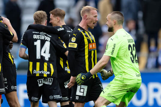 Häckens Mikkel Rygaard Jensen och målvakt Oscar Jansson