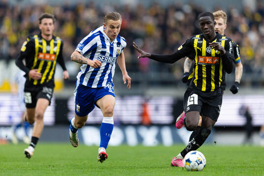 IFK Göteborgs Linus Carlstrand och Häckens Abdoulaye Faye