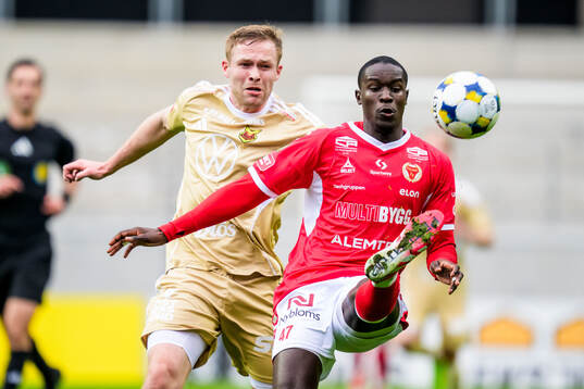 Östersunds James Joseph Kirby och Kalmars Aboubacar Keita