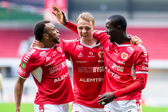 Kalmars Sivert Engh Øverby jublar, Abdussalam Magashy och