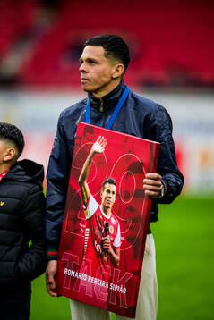 Fd spelaren Romario tackas av