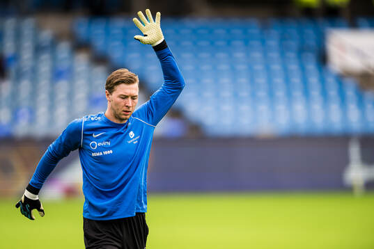 Mathias Dyngeland of Brann warms up