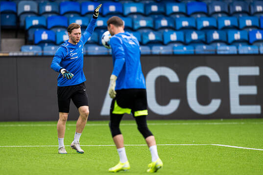 Mathias Dyngeland of Brann warms up