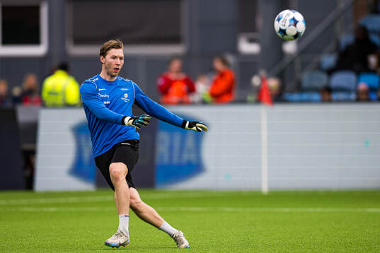 Mathias Dyngeland of Brann warms up